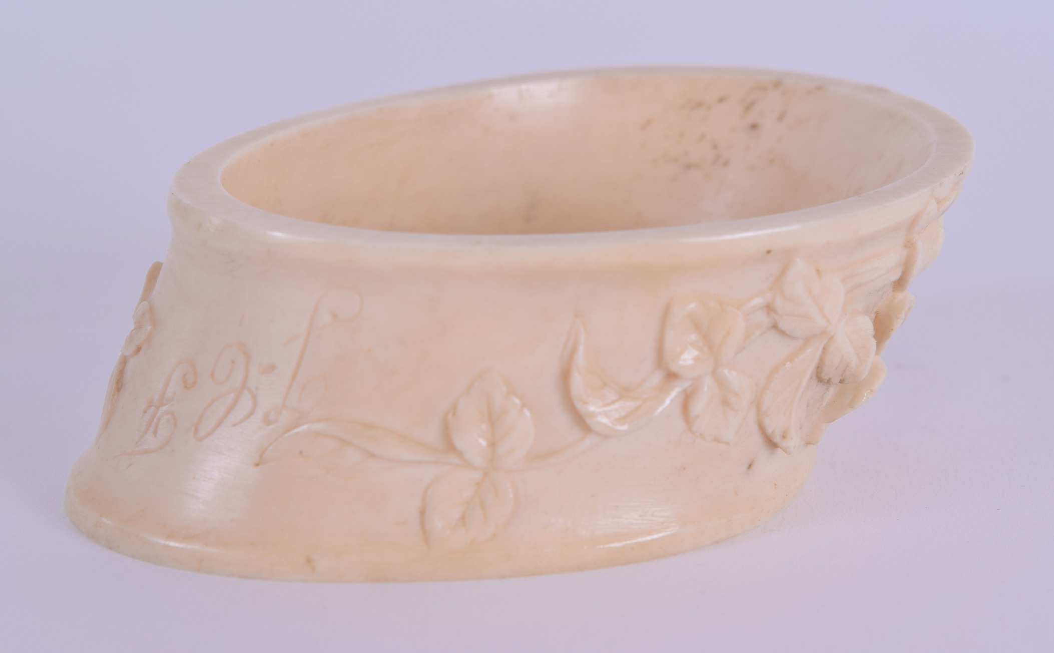 A MID 19TH CENTURY CARVED IVORY CHEMNITZ SHOOTING NAPKIN RING. 7 cm x 4.5 cm. - Bild 2 aus 3