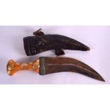 A RARE 19TH CENTURY MIDDLE EASTERN YEMENI AMBER TYPE HANDLED JAMBIYA DAGGER overlaid with gold