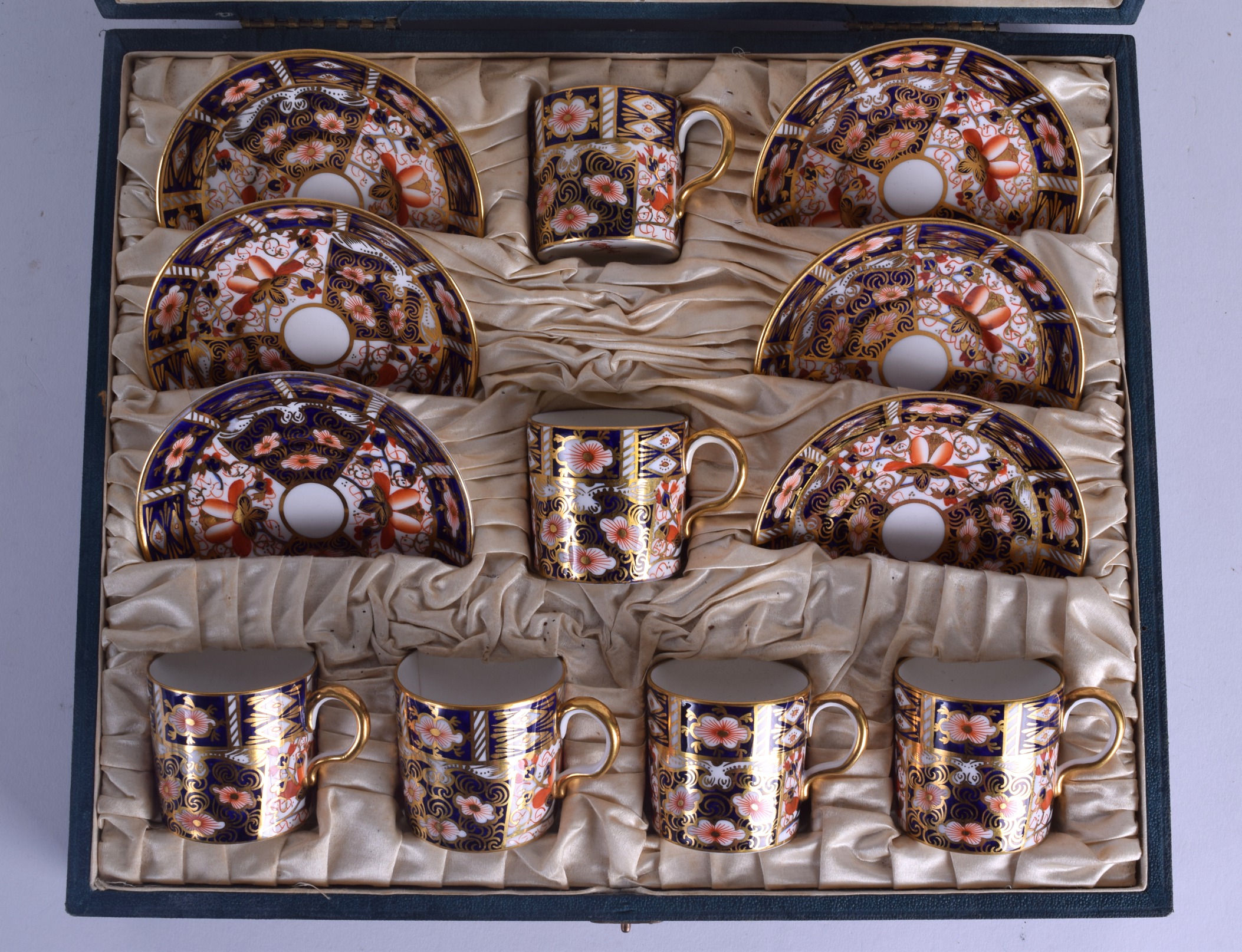 A CASED SET OF SIX ROYAL CROWN DERBY IMARI PORCELAIN TEACUPS AND SAUCERS. (12) - Image 2 of 4