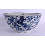 A LARGE 17TH/18TH CENTURY CHINESE BLUE AND WHITE PORCELAIN BOWL Qing, painted with birds and