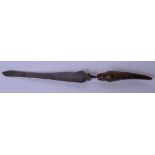 AN EARLY 20TH CENTURY RHINOCEROS HORN HANDLED CARVING KNIFE. 40 cm long.