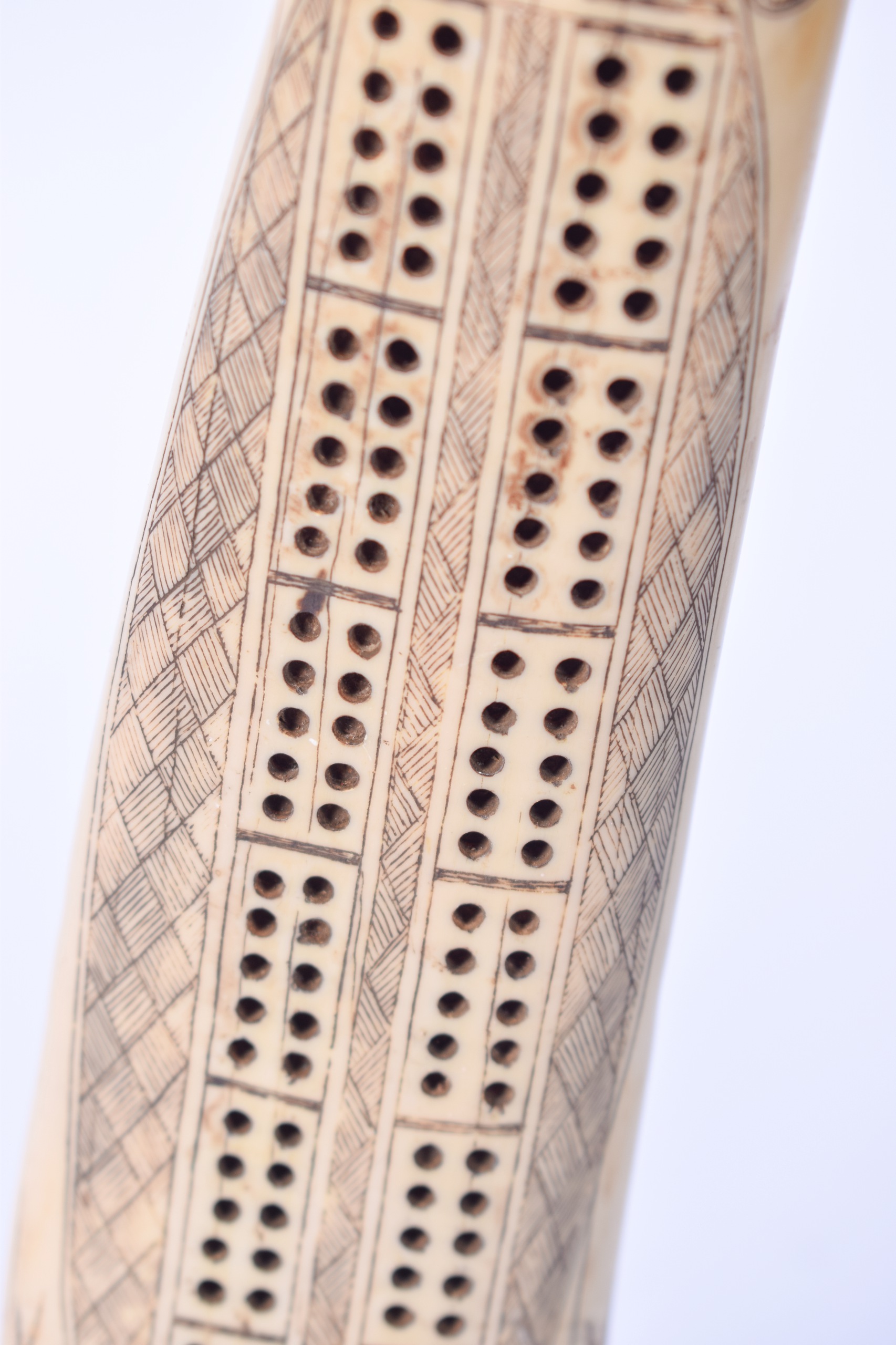 AN IVORINE SCRIMSHAW CRIBBAGE BOARD, decorated with a grand house and palm trees. 32 cm high. - Image 2 of 3