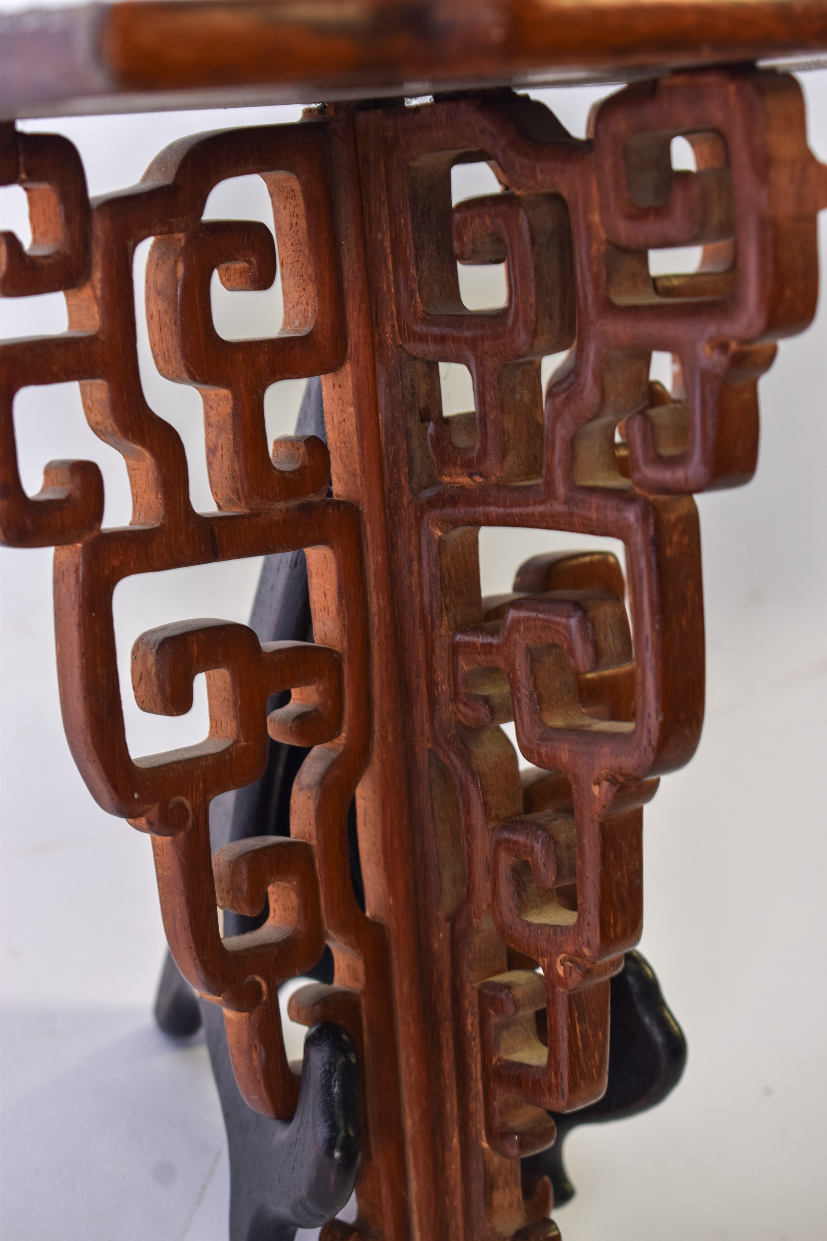 AN EARLY 20TH CENTURY CHINESE CARVED HARDWOOD DISPLAY SHELF OR BRACKET, formed with Greek key type - Image 3 of 4