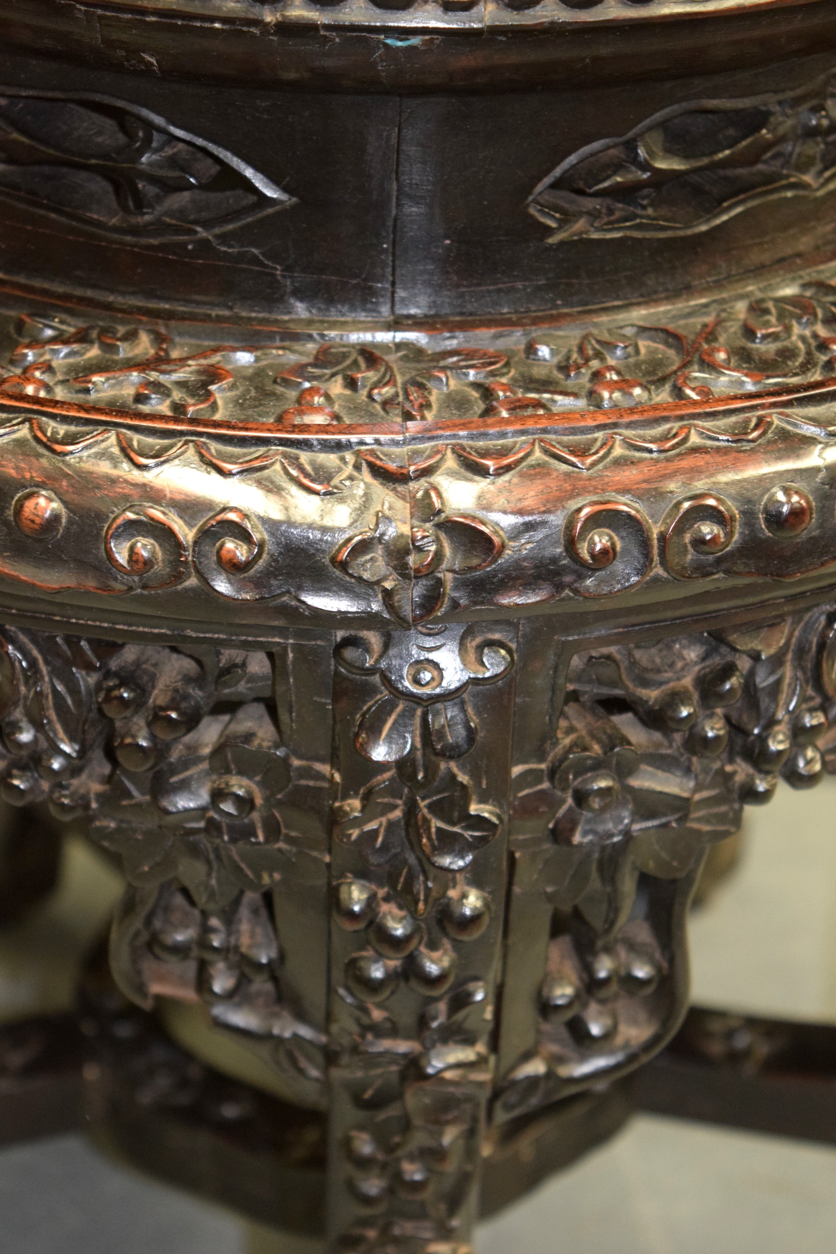 A FINE 19TH CENTURY CHINESE CARVED HONGMU AND MARBLE STAND Qing, decorated with flowers and trailing - Image 3 of 4