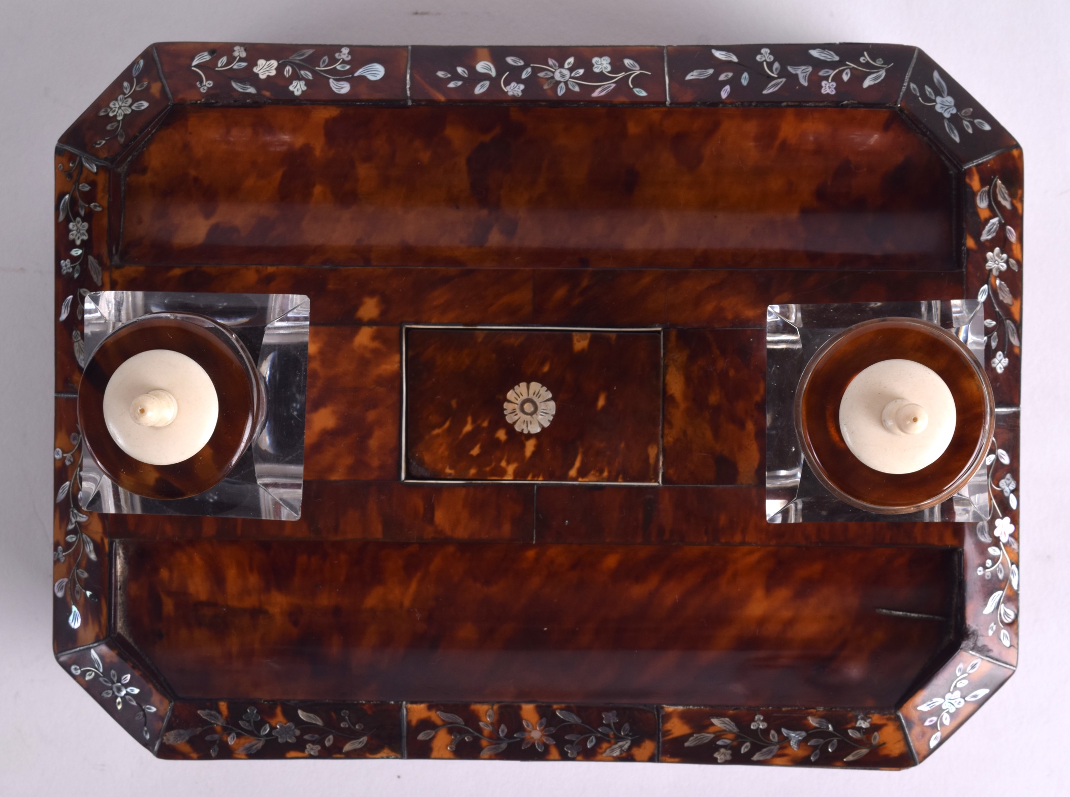 AN EARLY 19TH CENTURY REGENCY TORTOISESHELL AND MOTHER OF PEARL DESK STAND decorated with - Image 3 of 6
