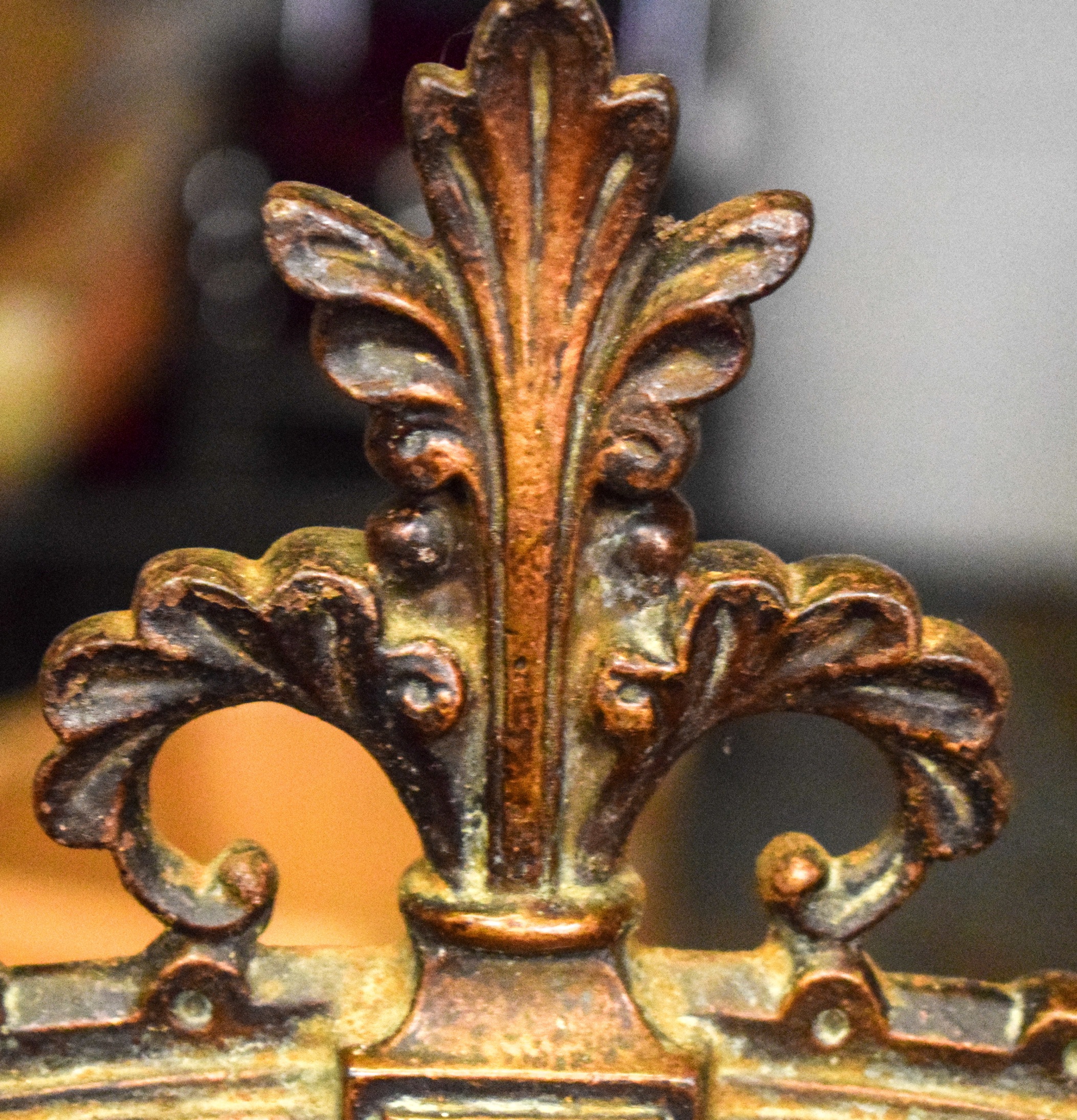 A LARGE IRON GONG 7 STAND ATTIRBUTED TO CHRISTOPHER DRESSER (1834-1904), formed with scrolling - Image 2 of 6