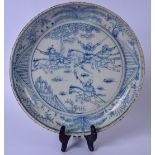 A LARGE CHINESE BLUE AND WHITE PORCELAIN DISH, decorated with figures on horseback in battle scenes.