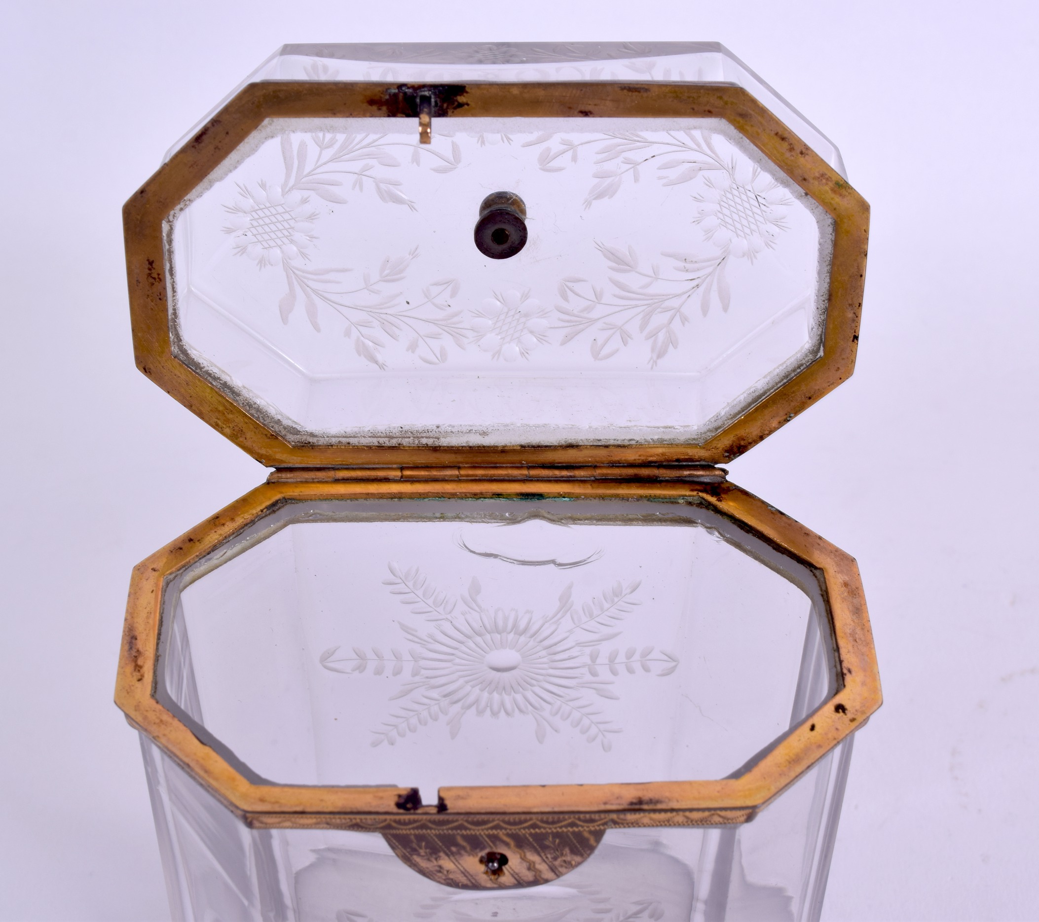 AN UNUSUAL EARLY 19TH CENTURY CRYSTAL GLASS TEA CADDY engraved with flowers and vines. 12 cm x 10 - Image 3 of 3