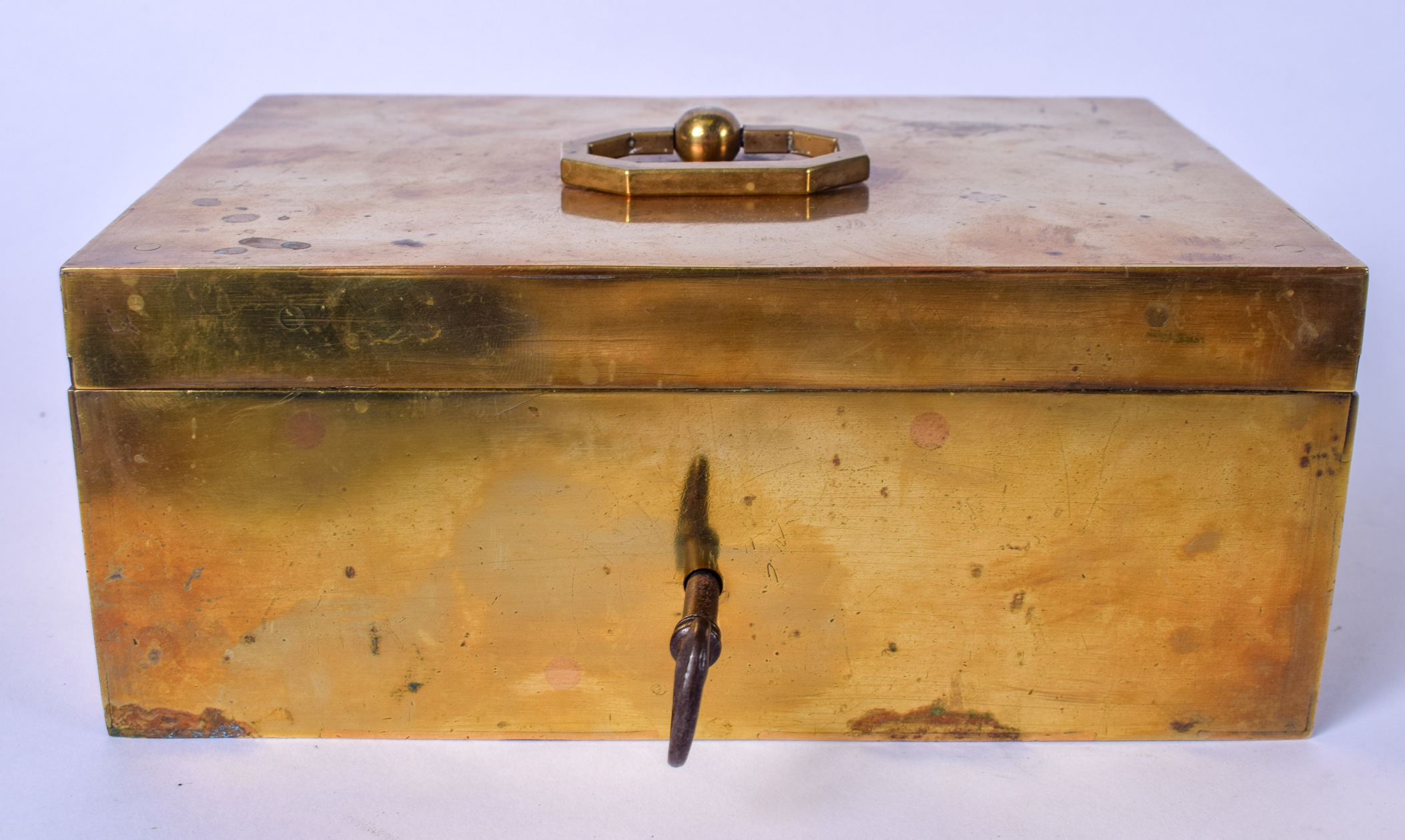 A HEAVY BRASS BOX WITH OCTAGONAL HANDLE, complete with original key. 20 cm wide. - Image 2 of 4