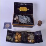 AN EARLY 20TH CENTURY TOLEWARE BOX, containing a quantity of coinage. Box 18 cm wide.