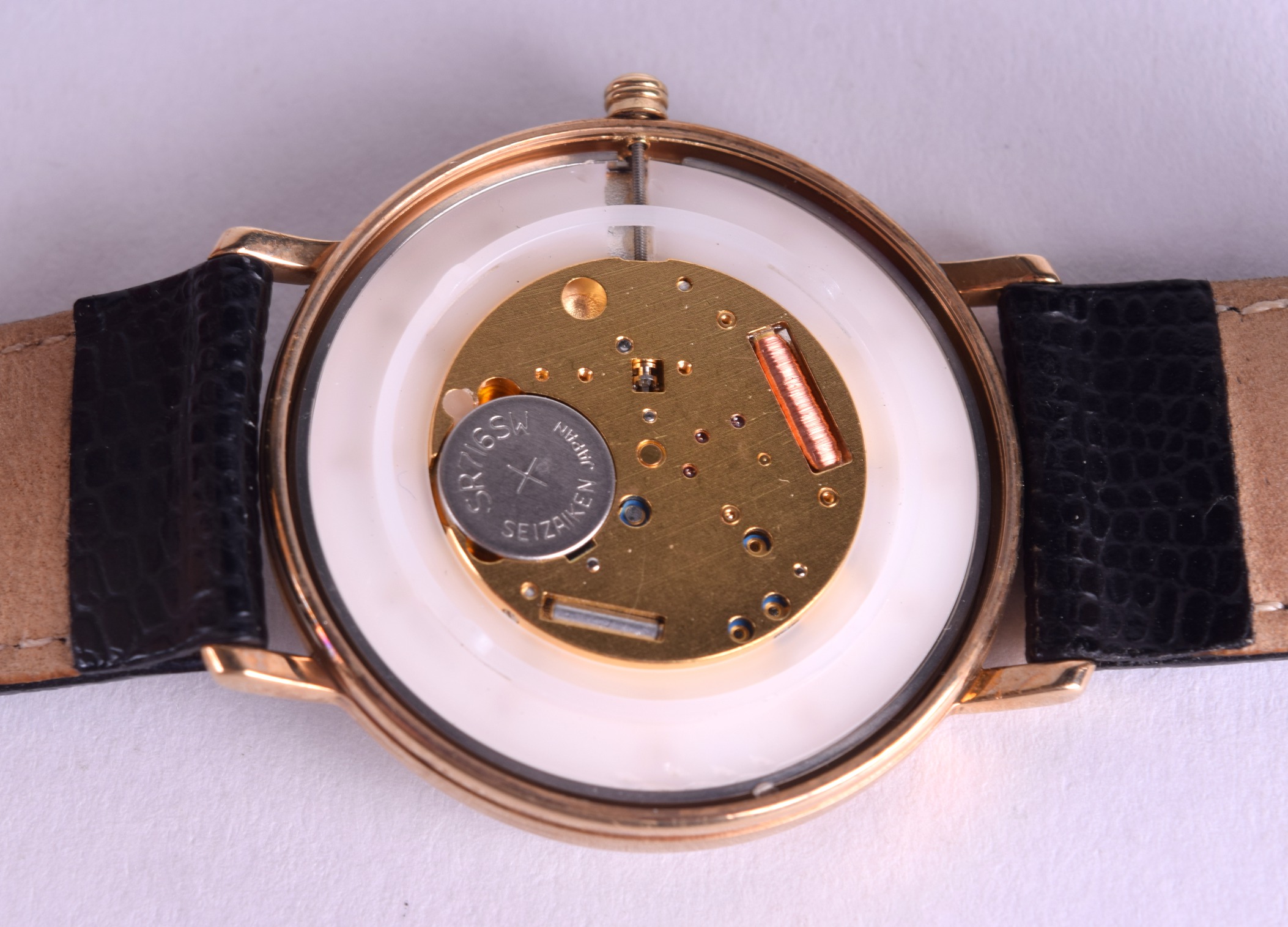 A 9CT TITAN GENTLEMANS WRISTWATCH with white face and gilt numerals. 3 cm diameter. - Image 3 of 5