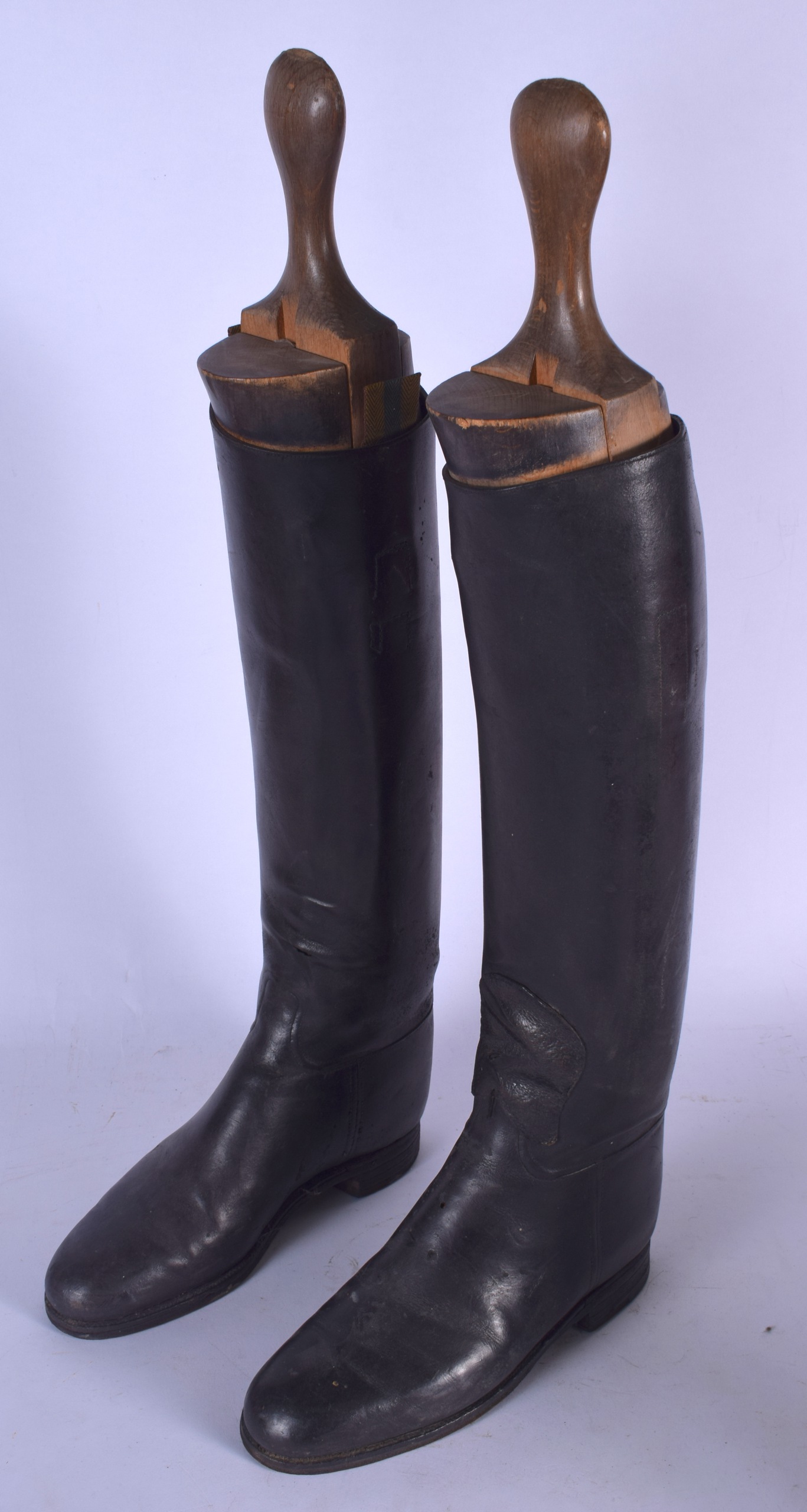 A PAIR OF ANTIQUE LEATHER RIDING BOOTS. 48 cm high.