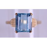 A STYLISH 9CT GOLD AQUAMARINE RING. Size L.