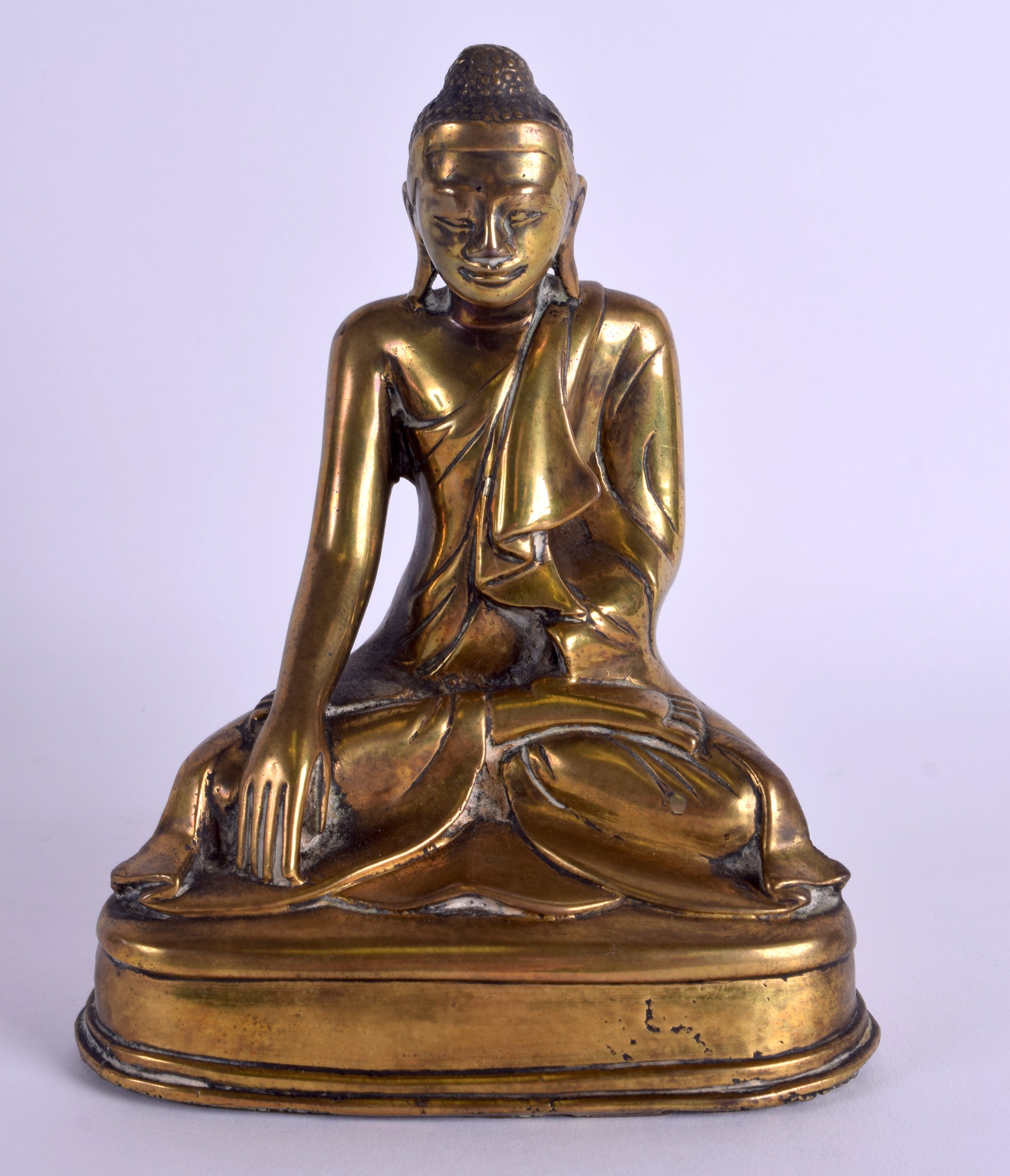A 17TH CENTURY TIBETAN CHINESE ASIAN BRONZE FIGURE OF A BUDDHA modelled in robes upon a triangular