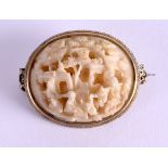 A MID 19TH CENTURY CHINESE CANTON CARVED IVORY BROOCH within a yellow metal case. 4.5 cm x 3 cm.