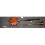 AN EARLY 20TH CENTURY COPPER BEAD WARMING PAN, together with a copper horn. Largest 121 cm.