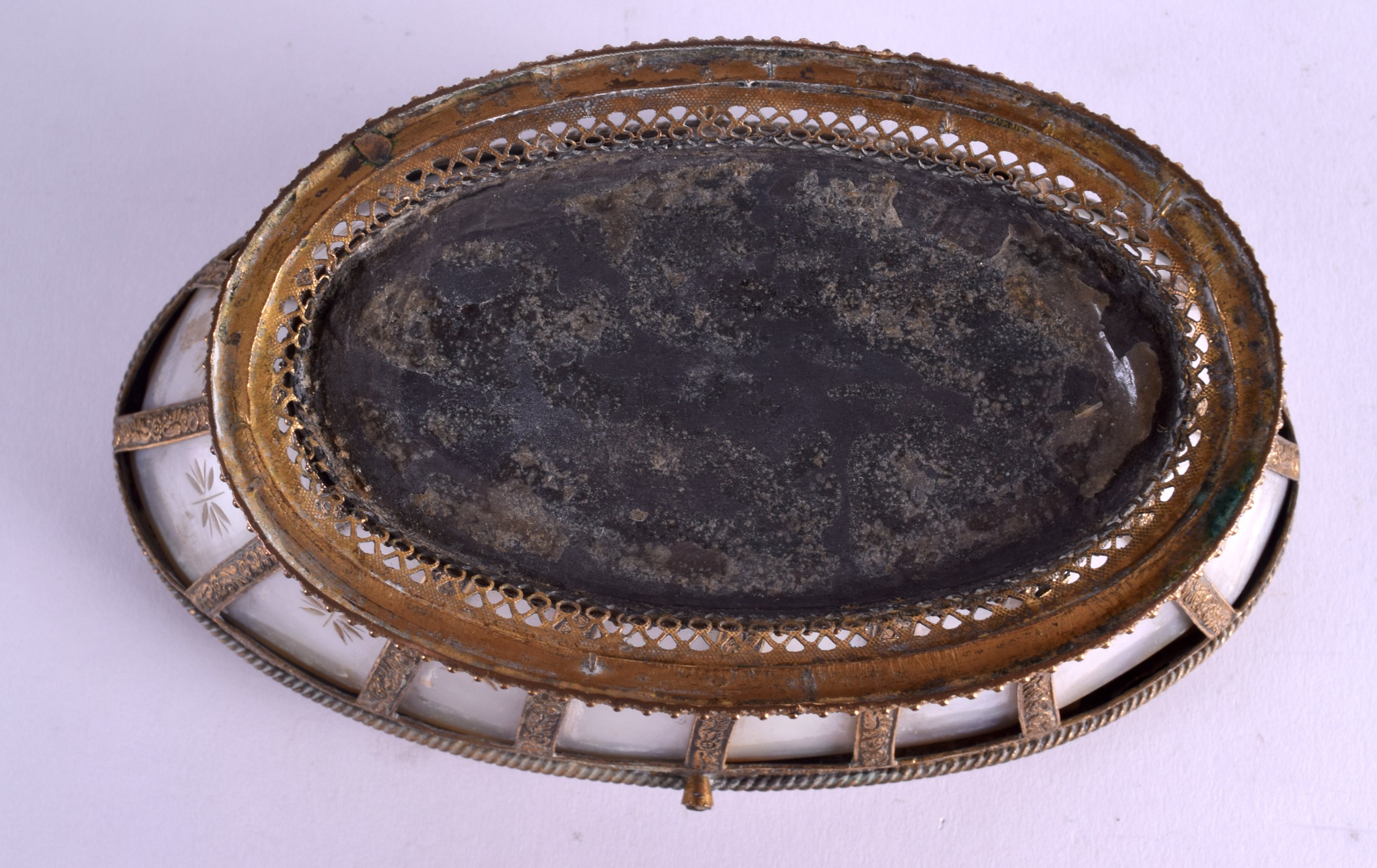 A LOVELY MID 19TH CENTURY FRENCH PALAIS ROYALE OVAL BOX inset with panels of mother of pearl - Image 5 of 6