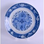 A 17TH/18TH CENTURY CHINESE BLUE AND WHITE PORCELAIN PLATE Kangxi/Yongzheng, painted with