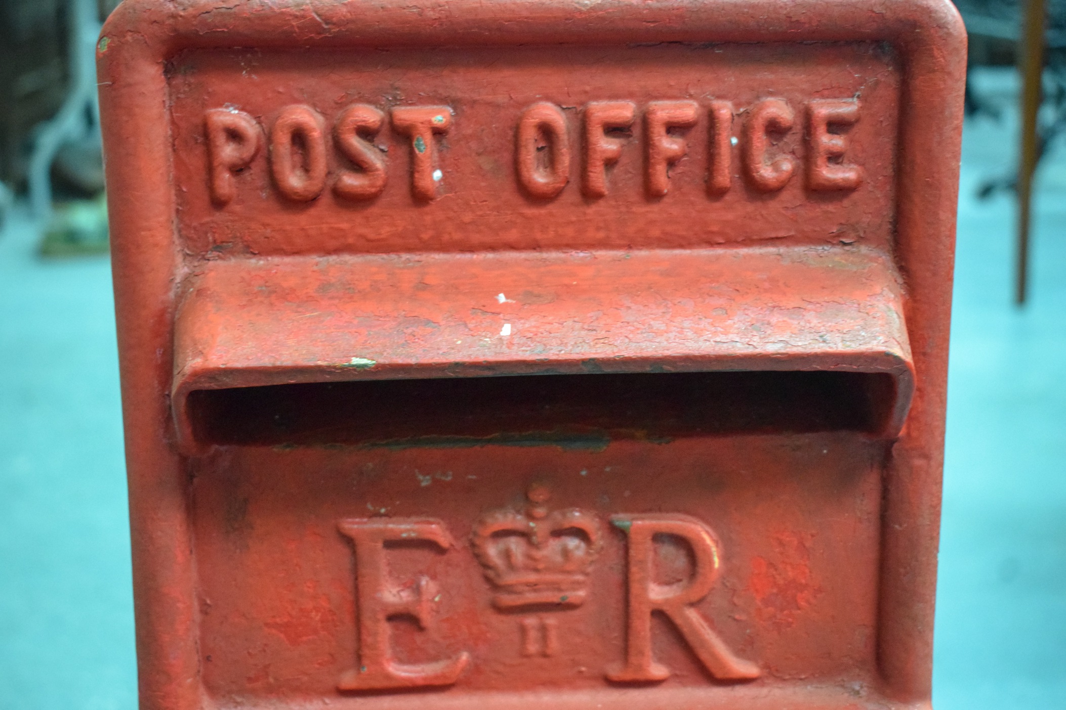 MID 20TH CENTURY CAST IRON POST BOX, "ER II". 61 cm x 26 cm. - Image 3 of 4