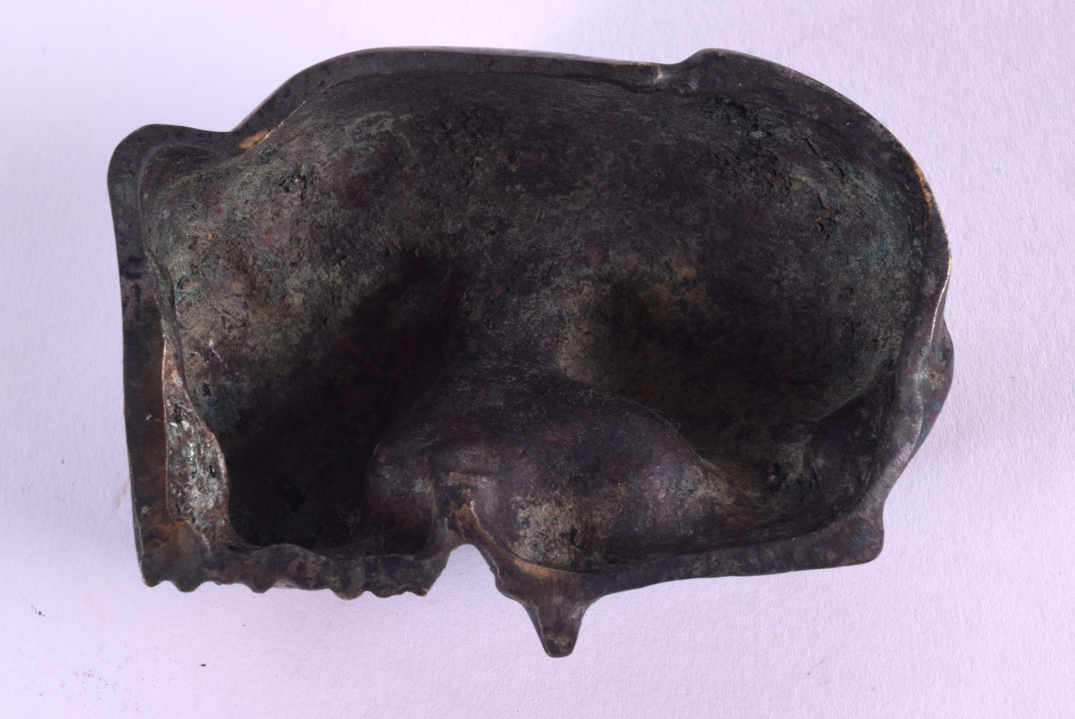 AN 18TH/19TH CENTURY CHINESE BRONZE FIGURE OF A RECUMBANT BEAST modelled upon its paws. 8 cm x 3. - Image 3 of 3