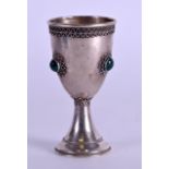 AN EARLY 20TH CENTURY CONTINENTAL SILVER JUDAICA KIDDISH CUP decorated with malachite. 9 cm high.