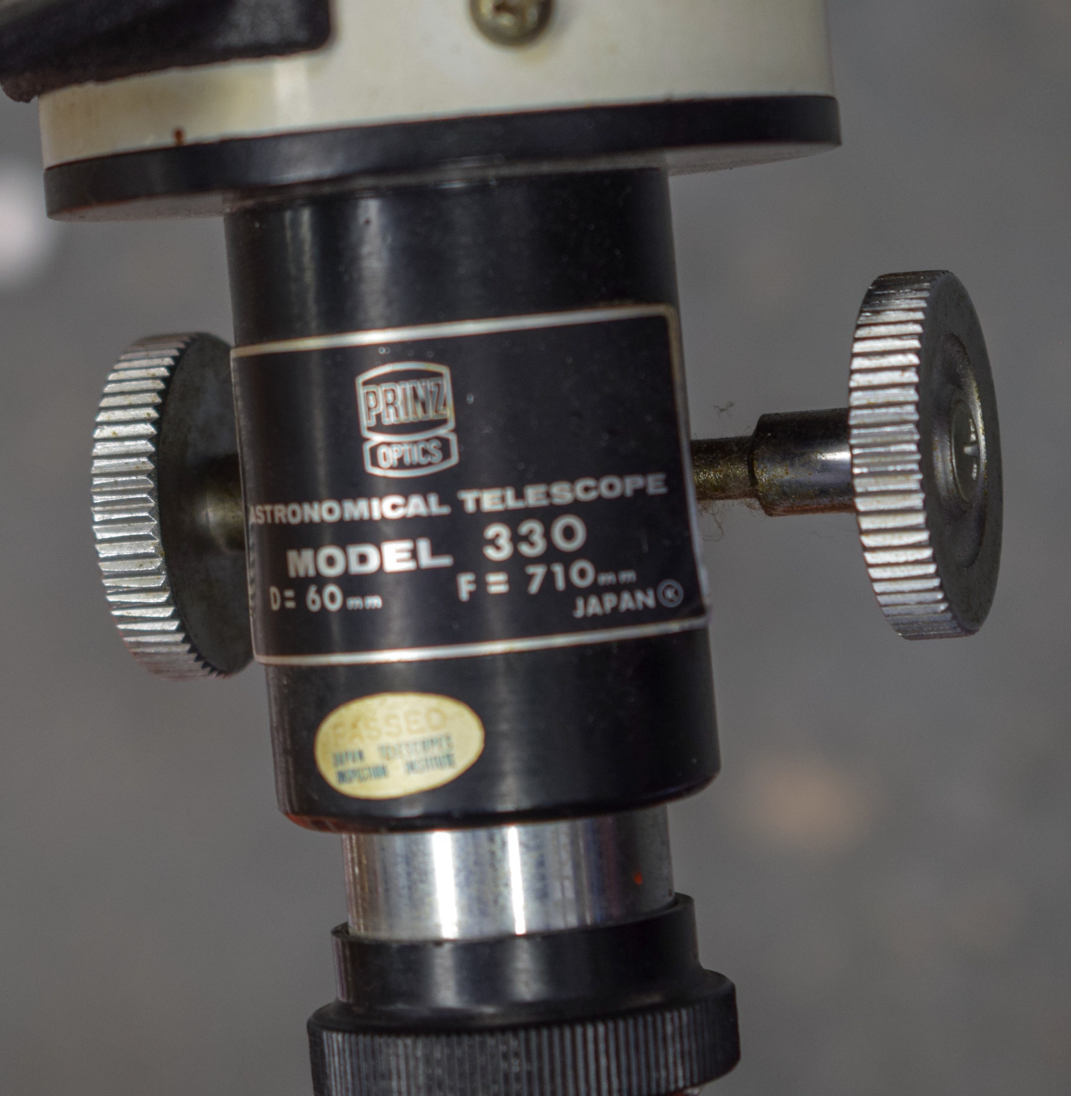 A VINTAGE PRINZ OPTICS ASTRONOMICAL TELESCOPE, with wooden fixed tripod. 100 cm high. - Image 2 of 3