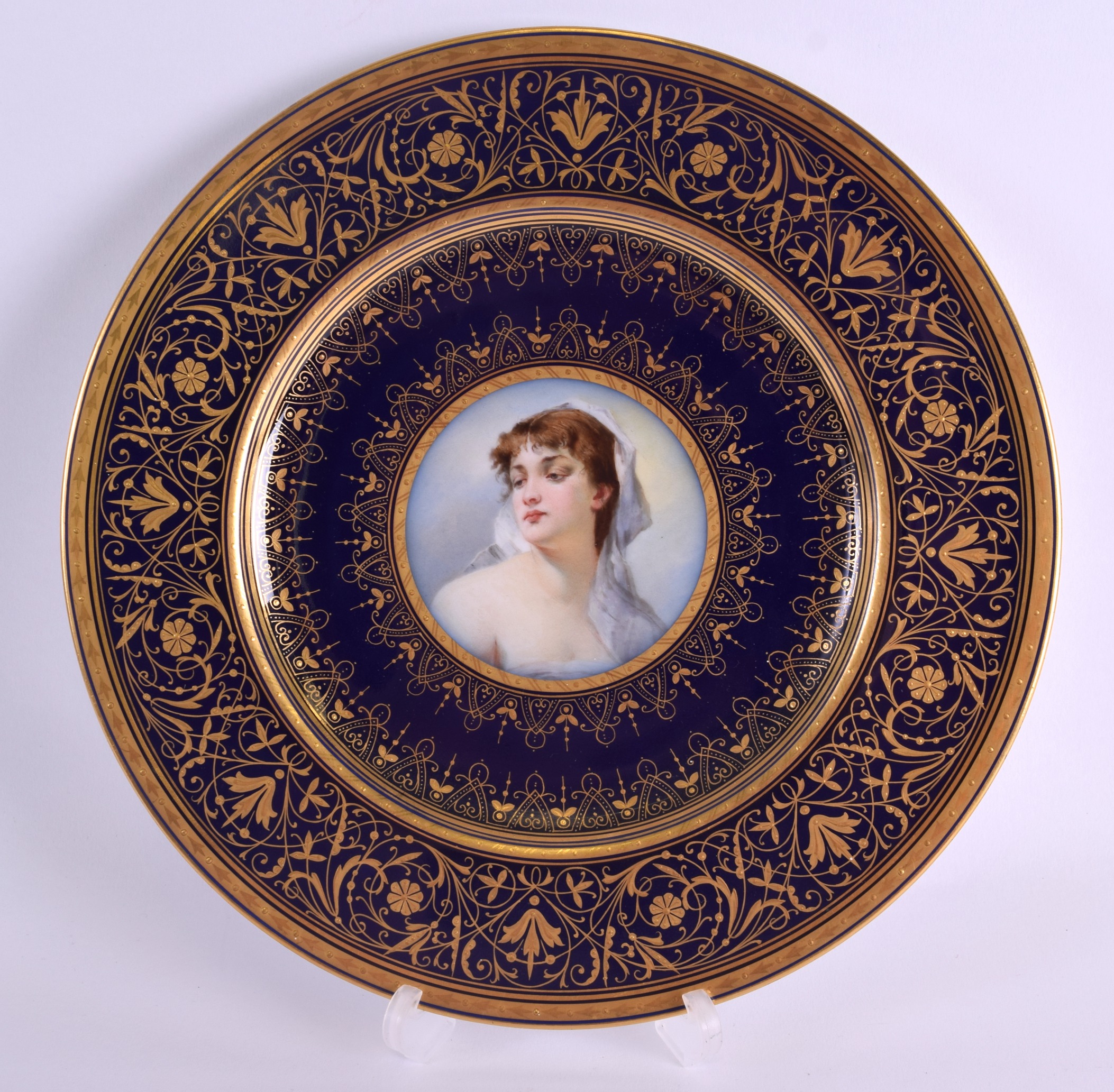 A GOOD EARLY 20TH CENTURY VIENNA PORCELAIN CABINET PLATE painted with a pretty female within a