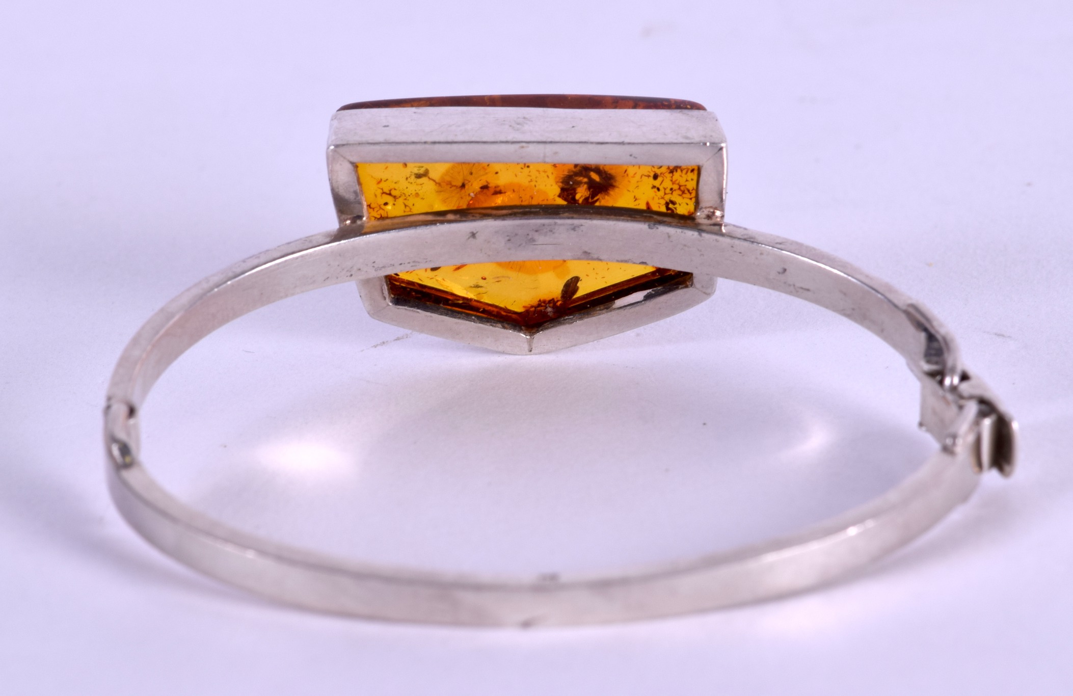 A SILVER AND AMBER LADIES BANGLE. - Image 2 of 3