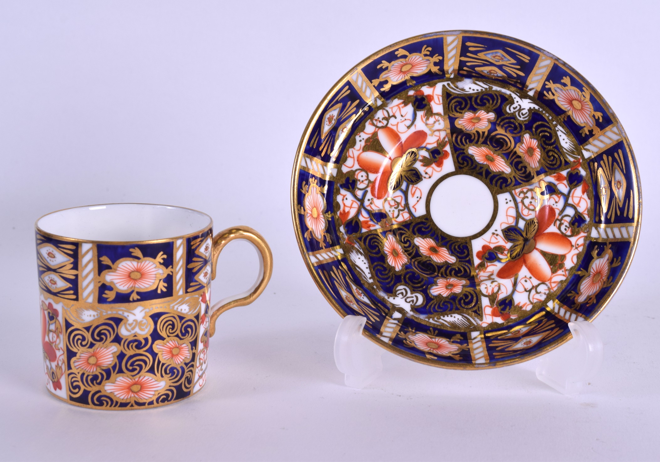 A CASED SET OF SIX ROYAL CROWN DERBY IMARI PORCELAIN TEACUPS AND SAUCERS. (12) - Image 3 of 4