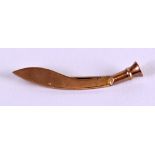 A 9CT GOLD KUKRI BROOCH. 3.9 grams.