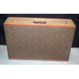 A LARGE LOUIS VUITTON TRAVELLING SUITCASE of traditional form and decoration. 80 cm x 52 cm x 22