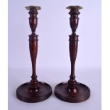 A PAIR OF GEORGE III STYLE MAHOGANY CANDLESTICKS with drop in brass sconces. 33 cm high.