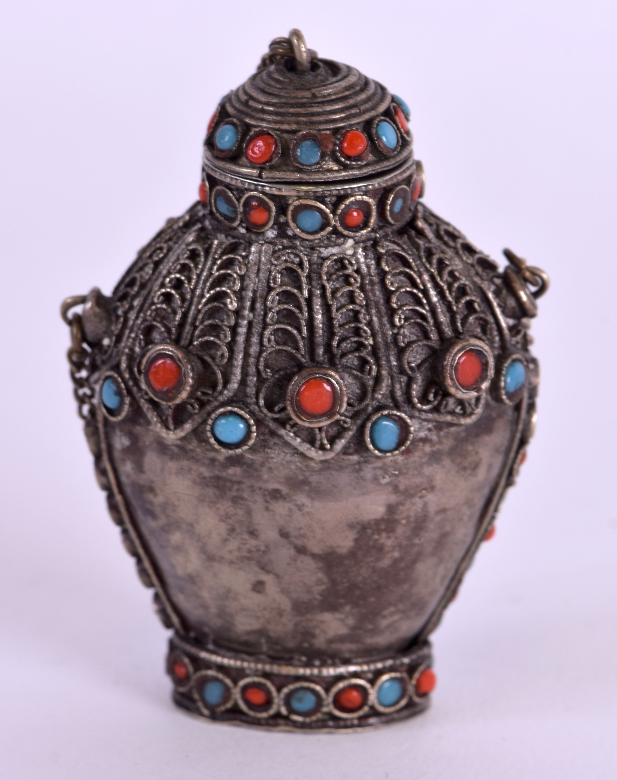 AN EARLY 20TH CENTURY SILVER CORAL AND TURQUOISE SNUFF BOTTLE. 6.5 cm high. - Image 2 of 2