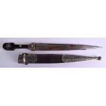 AN EARLY 20TH CENTURY RUSSIAN NIELLO AND SILVER PLATED DAGGER with inscription to blade. 50 cm