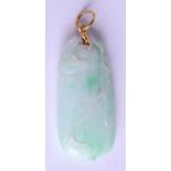 A FINE EARLY 20TH CENTURY CHINESE CARVED JADEITE PENDANT with 14ct gold mounts, in the form of a