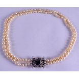 A FINE ART DECO 18CT GOLD DIAMOND AND SAPPHIRE PEARL NECKLACE the central sapphire encased