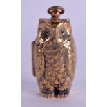 A NOVELTY BRASS OWL SOVEREIGN CASE. 6.5 cm high.