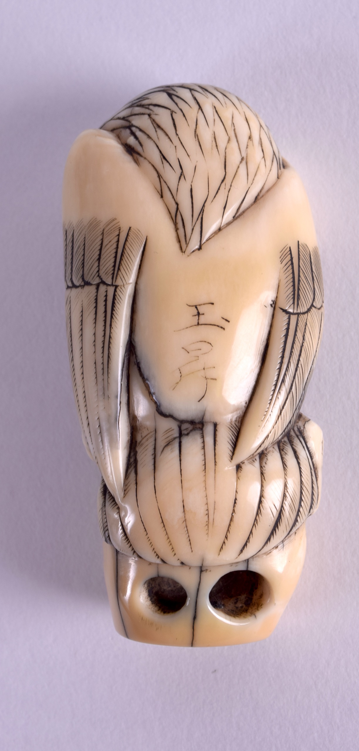 A GOOD 18TH/19TH CENTURY JAPANESE EDO PERIOD CARVED IVORY NETSUKE by Gyokuho, modelled as a hawk - Image 2 of 3