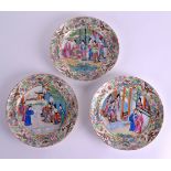 A SET OF THREE MID 19TH CENTURY CHINESE CANTON FAMILLE ROSE PLATES painted with figures holding fans