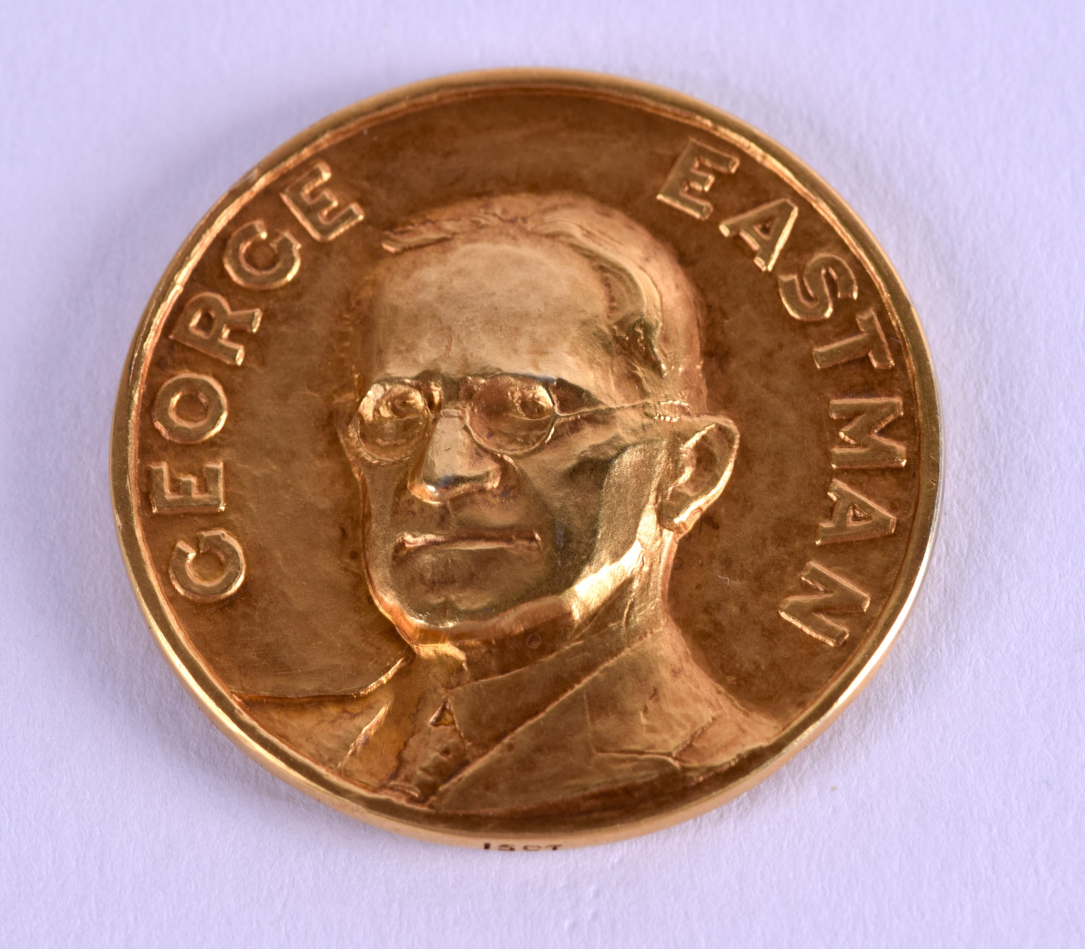 A 19TH CENTURY 15CT GOLD GEORGE EASTMAN KODAK MEDAL. 20.1 grams. 2.75 cm diameter.