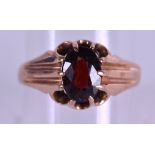 A 9CT GOLD AND GARNET RING. Size T.