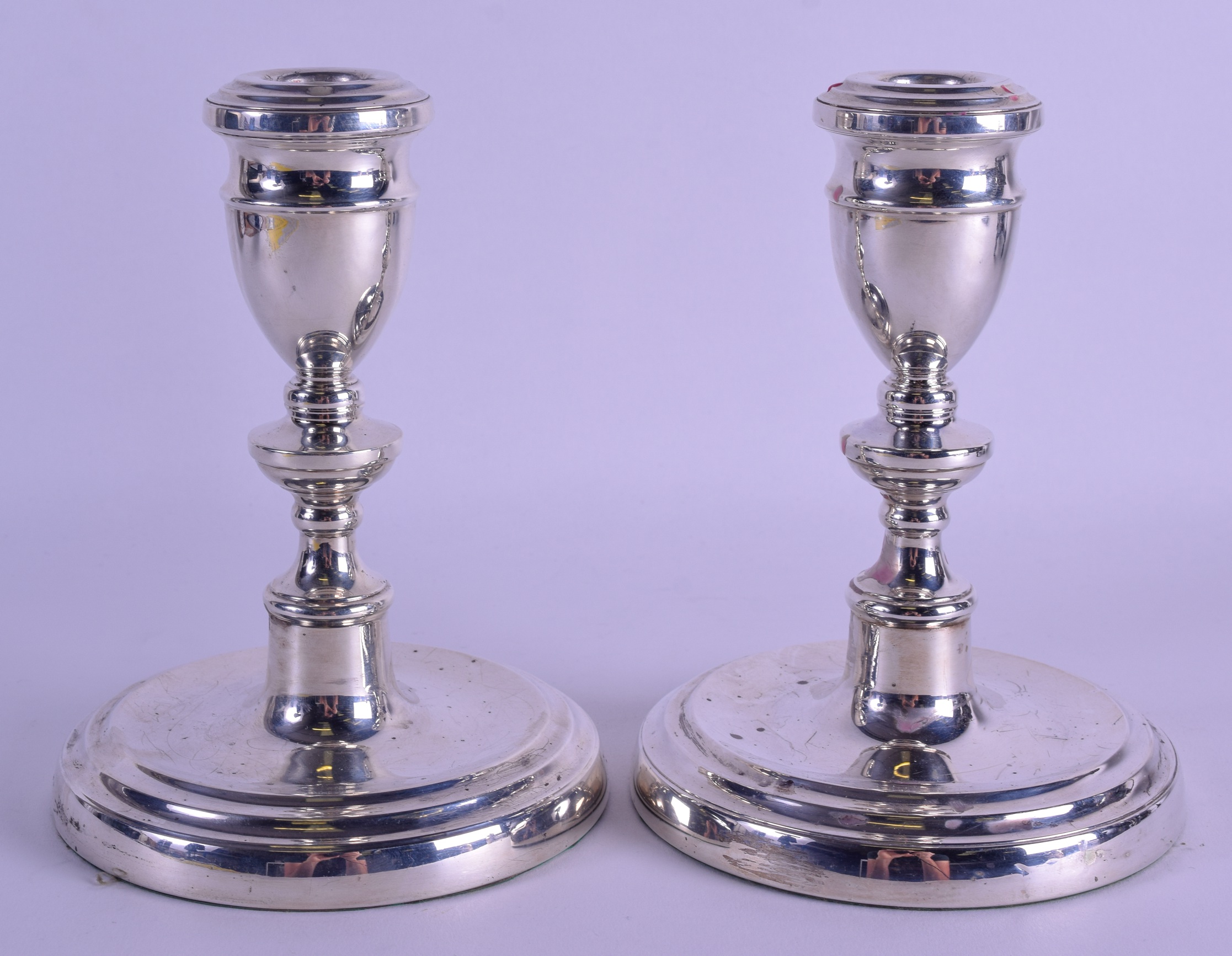 A PAIR OF MODERN ENGLISH SILVER HALLMARKED CANDLESTICKS. 38 oz loaded. 17.5 cm high. - Image 2 of 6