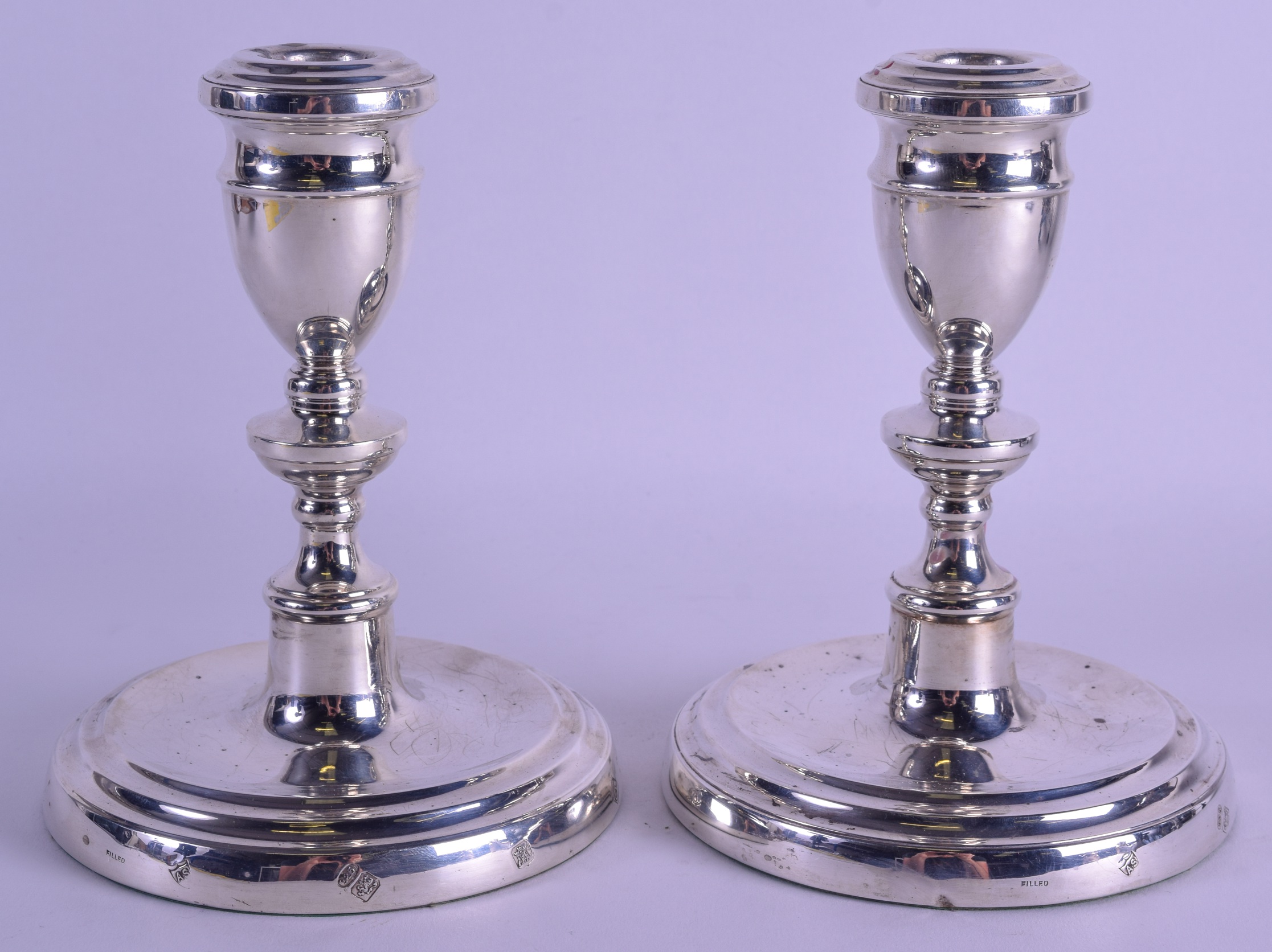 A PAIR OF MODERN ENGLISH SILVER HALLMARKED CANDLESTICKS. 38 oz loaded. 17.5 cm high.