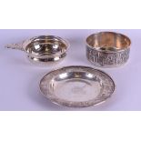 A STERLING SILVER BABY FEEDER ON STAND decorated with numerals and the alphabet. 10.1 oz. 14 cm