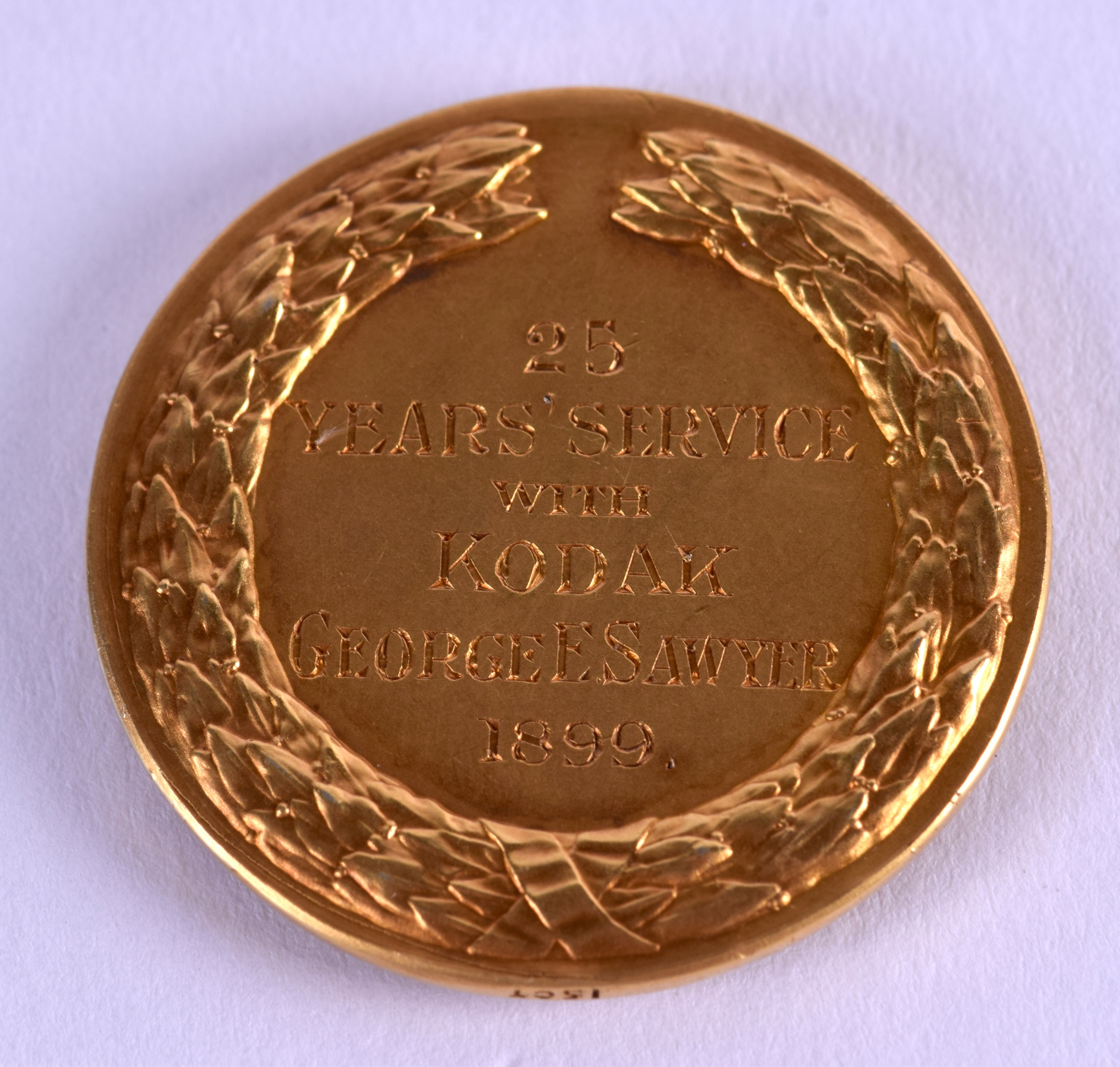 A 19TH CENTURY 15CT GOLD GEORGE EASTMAN KODAK MEDAL. 20.1 grams. 2.75 cm diameter. - Bild 2 aus 3