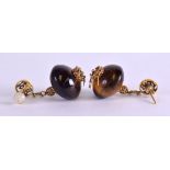 A PAIR OF EARLY 20TH CENTURY CHINESE GOLD AND TIGERS EYE EARRINGS.