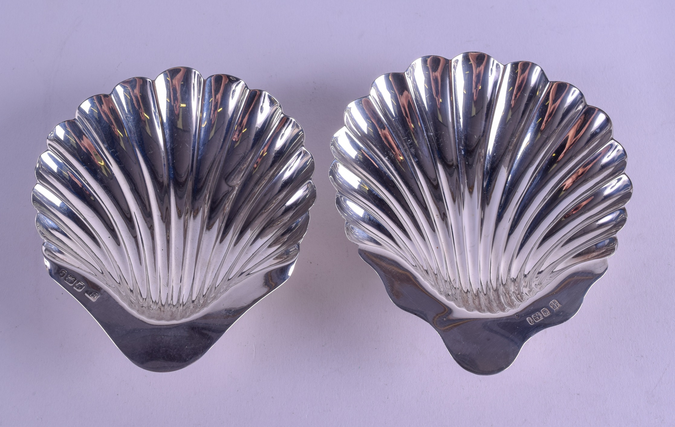 A PAIR OF SILVER SHELL SHAPED BON BON DISHES. Sheffield 1926 & 1934. 4.1 oz. 12 cm x 10 cm. - Image 2 of 3