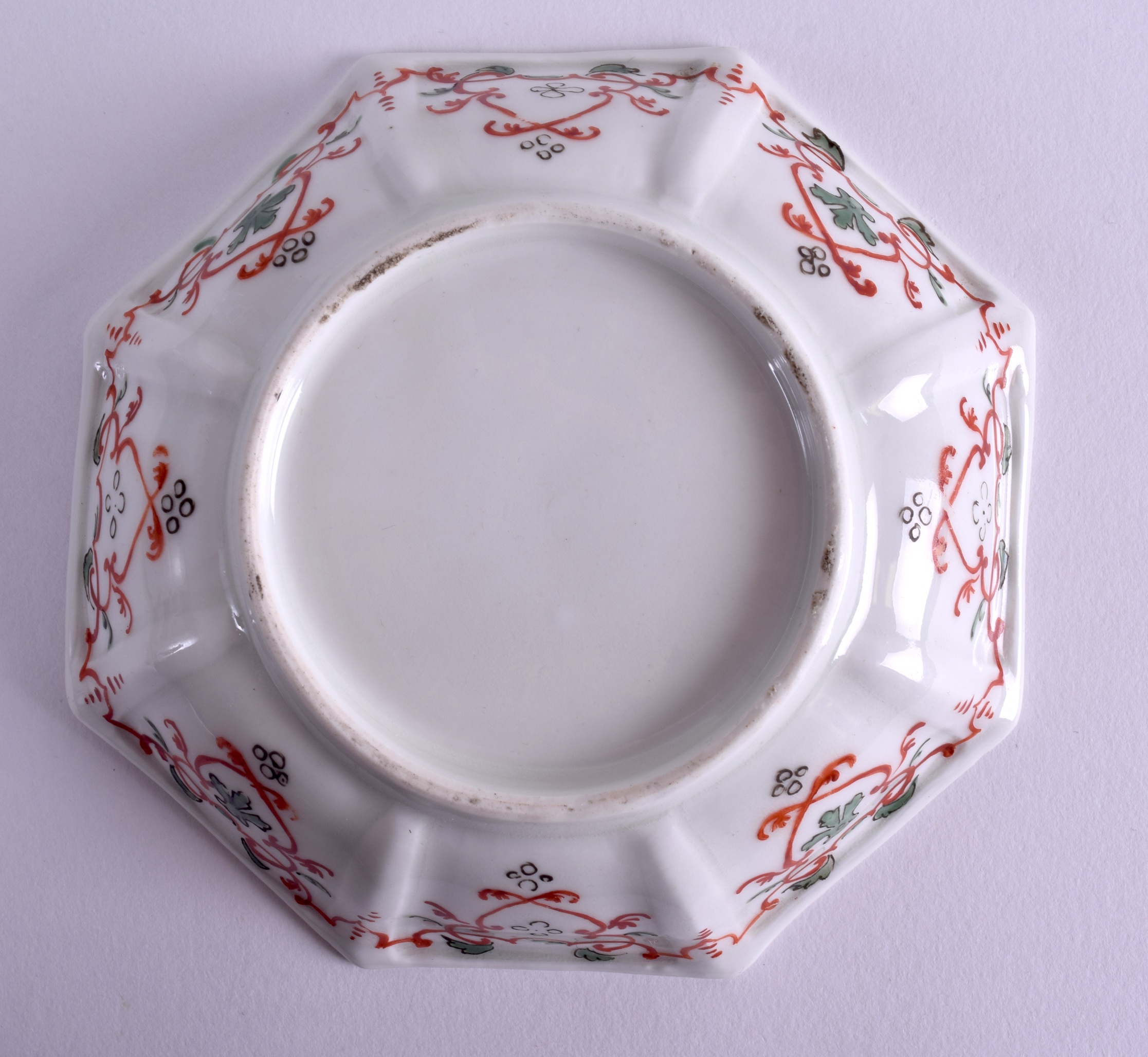 AN 18TH CENTURY EUROPEAN KAKIEMON OCTAGONAL PORCELAIN DISH possibly Vienna or Meissen, painted - Image 2 of 2