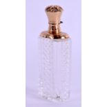 AN 18CT GOLD AND CRYSTAL GLASS SCENT BOTTLE. 9 cm high.