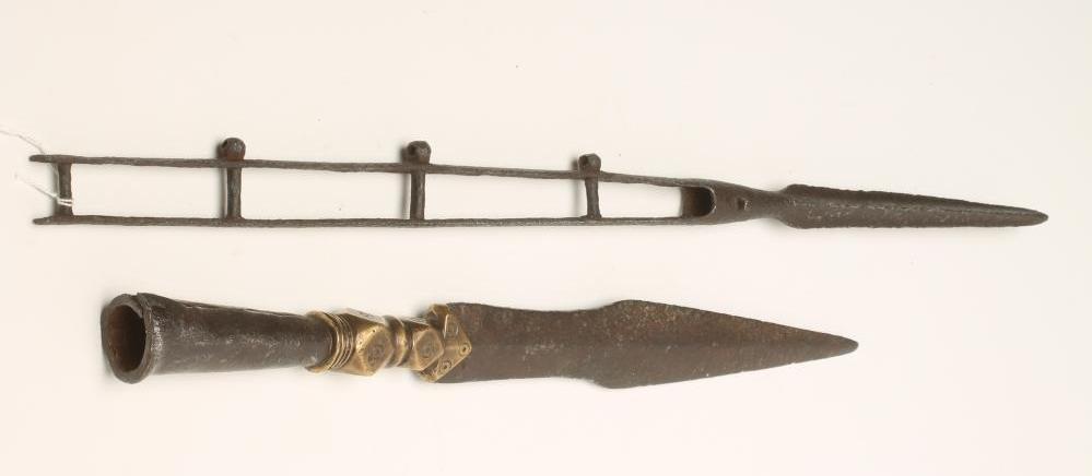 A CHINESE QIANG SPEAR HEAD, 19th century, with 12" blade and brass geometric collar, 18 1/4" long, - Bild 3 aus 3